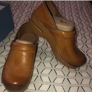 DANSKO SIZE 6 CLOGS